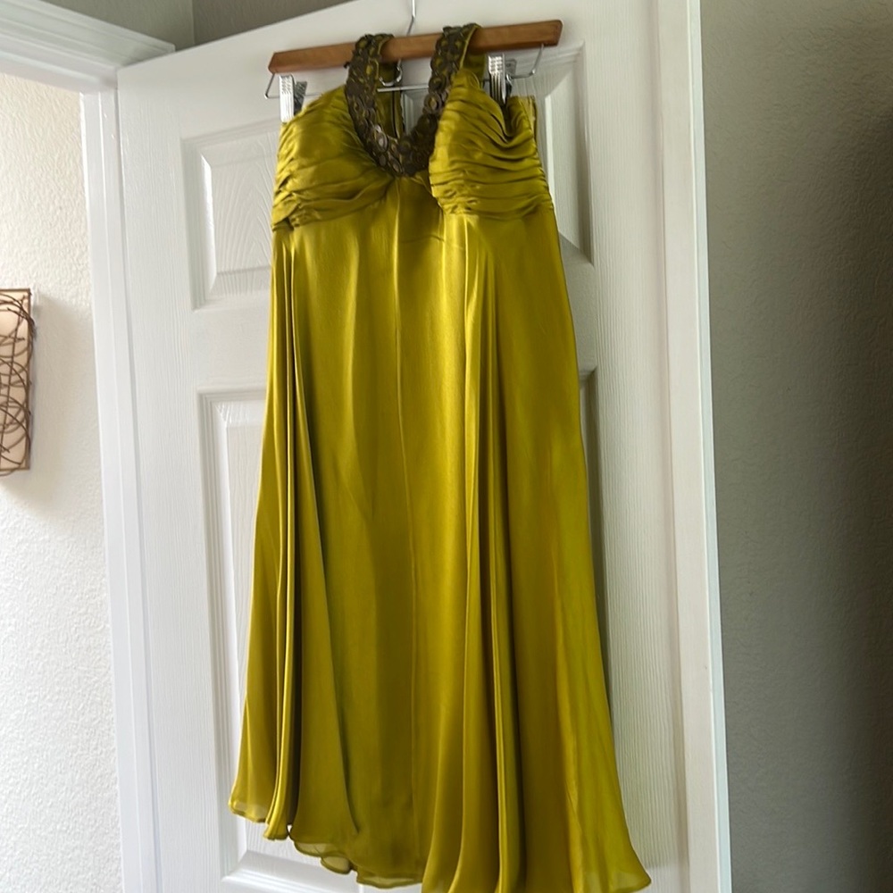 Stunning cocktail dress with really cool neckline feature